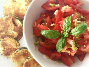 Zucchini-Puffer an Tomatensalat