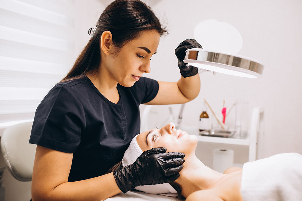 un'estetista che fa un check up a una cliente. Rappresenta il successo imprenditoriale nel mondo dell'estetica.