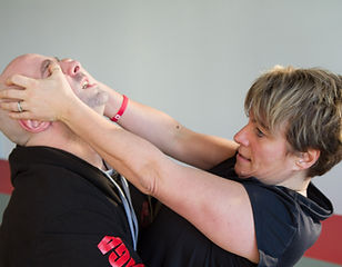 Technique de Défense doigts dans les yeux