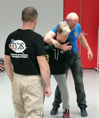 Défense d'un étranglement arrière 