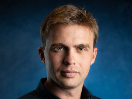 למה אני לא יוצא טוב בתמונות — ואיך צלם תדמית מקצועי פותר את זה?