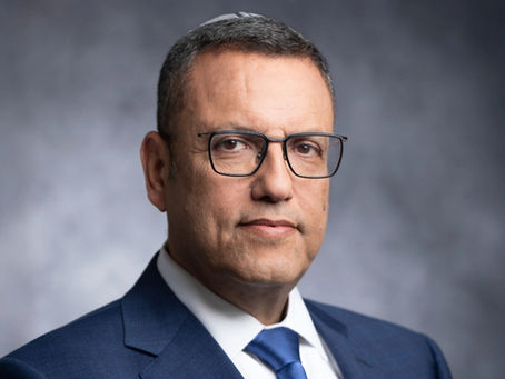 משה ליאון, ראש עיריית ירושלים, בלבוש רשמי עם עניבה כחולה ומבט ישיר למצלמה | צילום: שרון גבאי