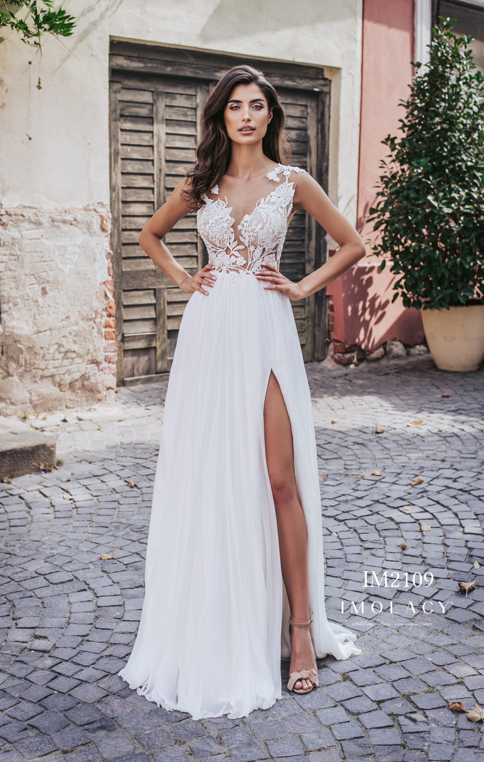 Leichtes fließendes Brautkleid mit Beinschlitz