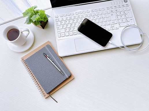 ノートパソコンとスマホと手帳