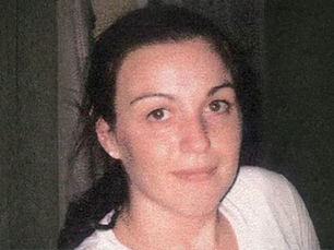 Eine junge Frau schaut in die Kamera