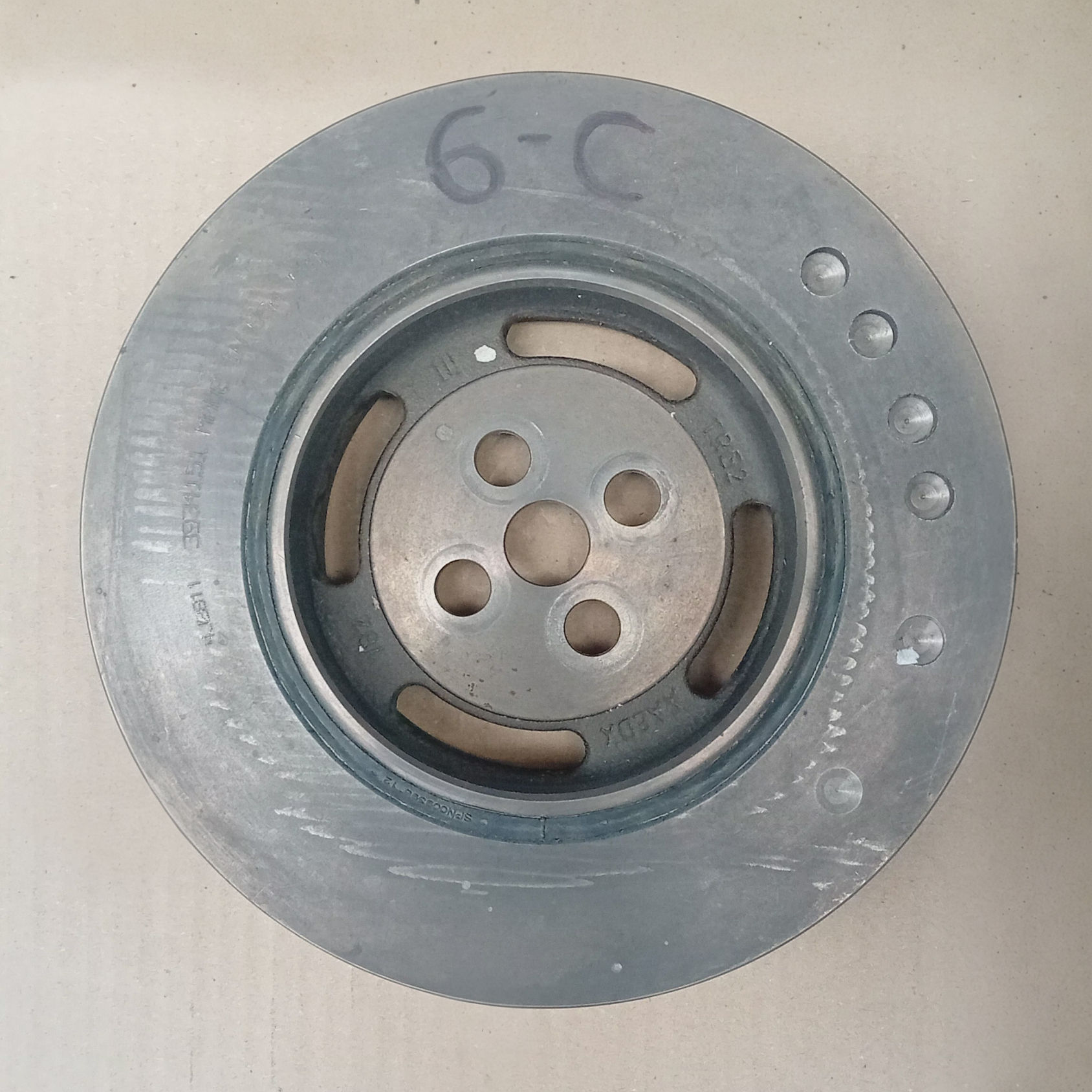 3934151 Amortiguador de vibraciones