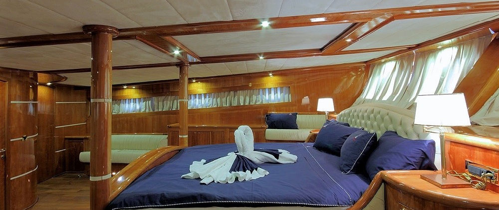 Silver Moon gulet master cabin king-size bed en-suite bathroom air-conditioned