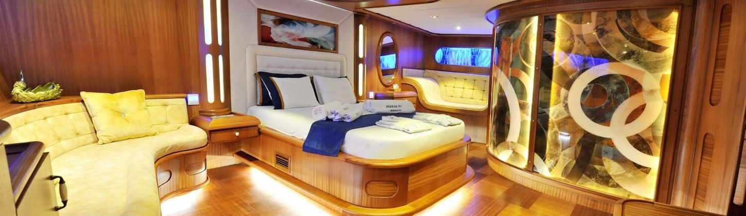 Berrak Su gulet master cabin king-size bed en-suite bathroom air-conditioned