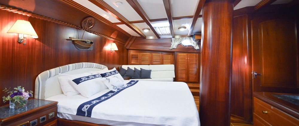Ros Mare gulet master cabin king-size bed en-suite bathroom
