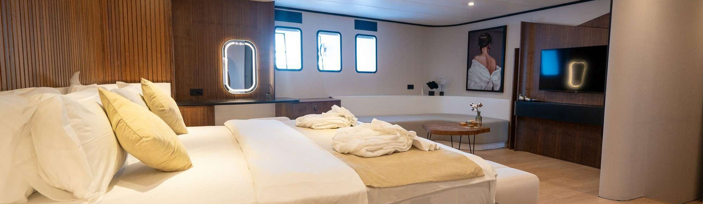 De Love gulet VIP cabin interior with en‑suite bathroom