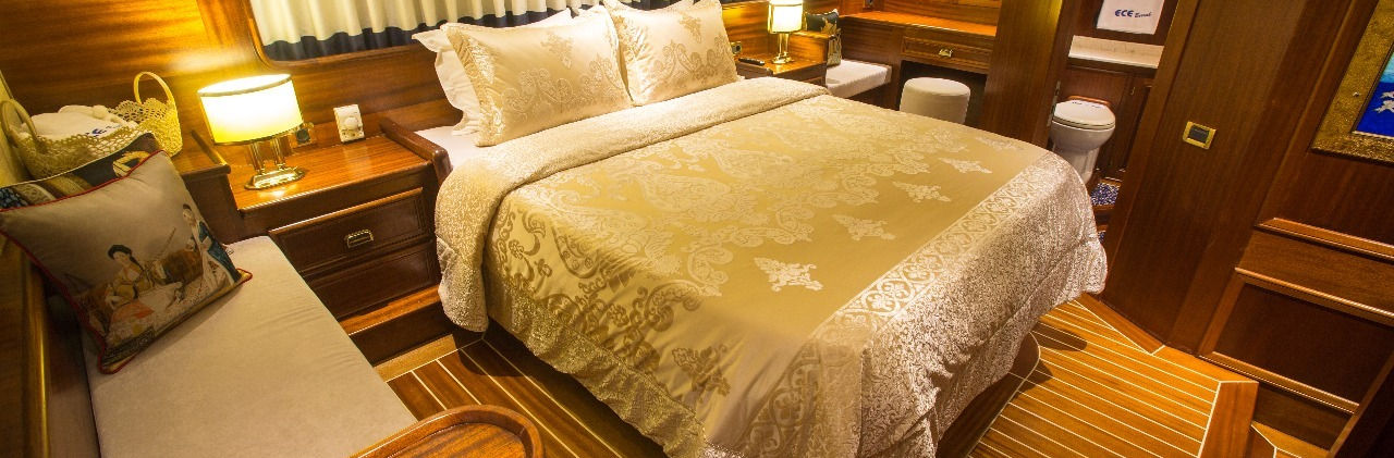 Ece Berrak gulet master cabin king-size bed en-suite bathroom air-conditioned