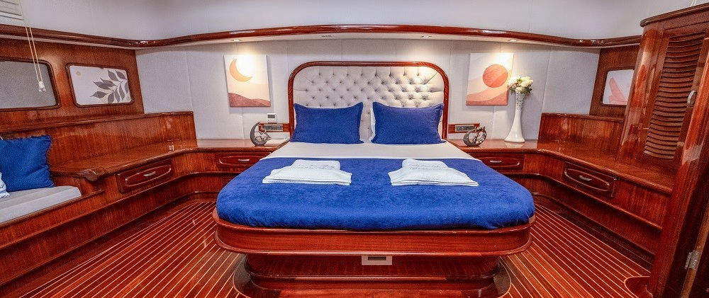 Luce Del Mare gulet master cabin king-size bed en-suite bathroom air-conditioned