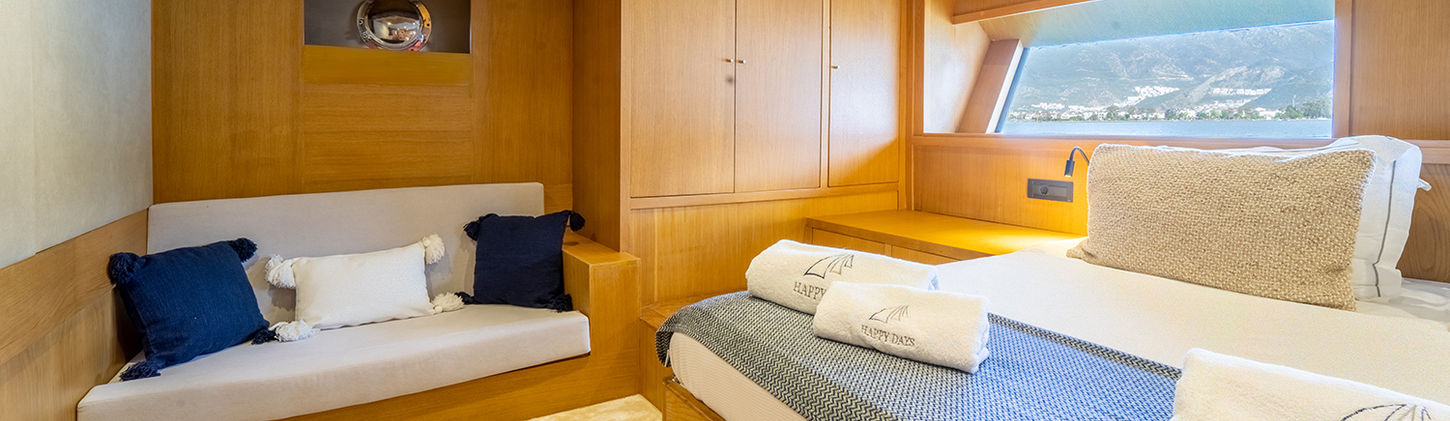 Happy Days gulet master cabin king-size bed en-suite bathroom air-conditioned