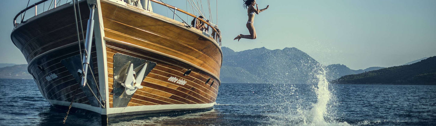 Entre Cielos gulet exterior side view sailing on the Aegean Sea