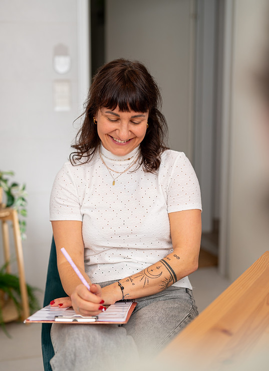 Cranio Sacral Therapeutin schreibt mit