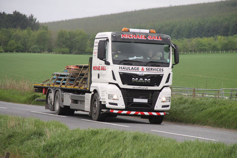 Flatbed haulage vehicle