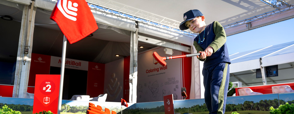 Golf challenge that engages fans and audiences of all ages at events.