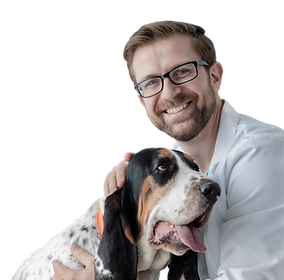 Mann mit Hund glücklich 