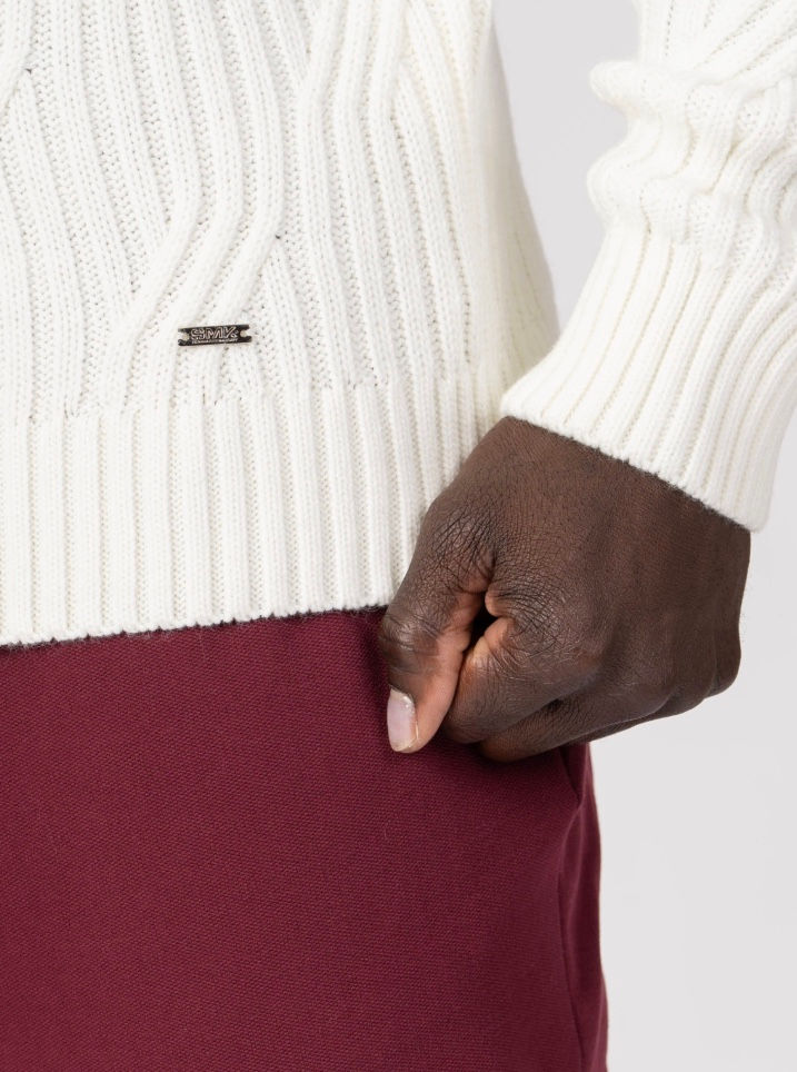 Miniatura: Camisola masculina branca de malha com gola alta, vista frontal, em modelo, fundo branco