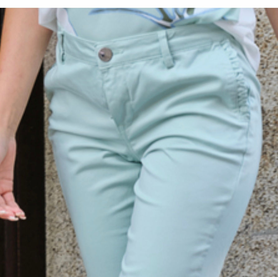 Calça feminina verde água elegante ajustada combinada com sandálias look casual chic verão