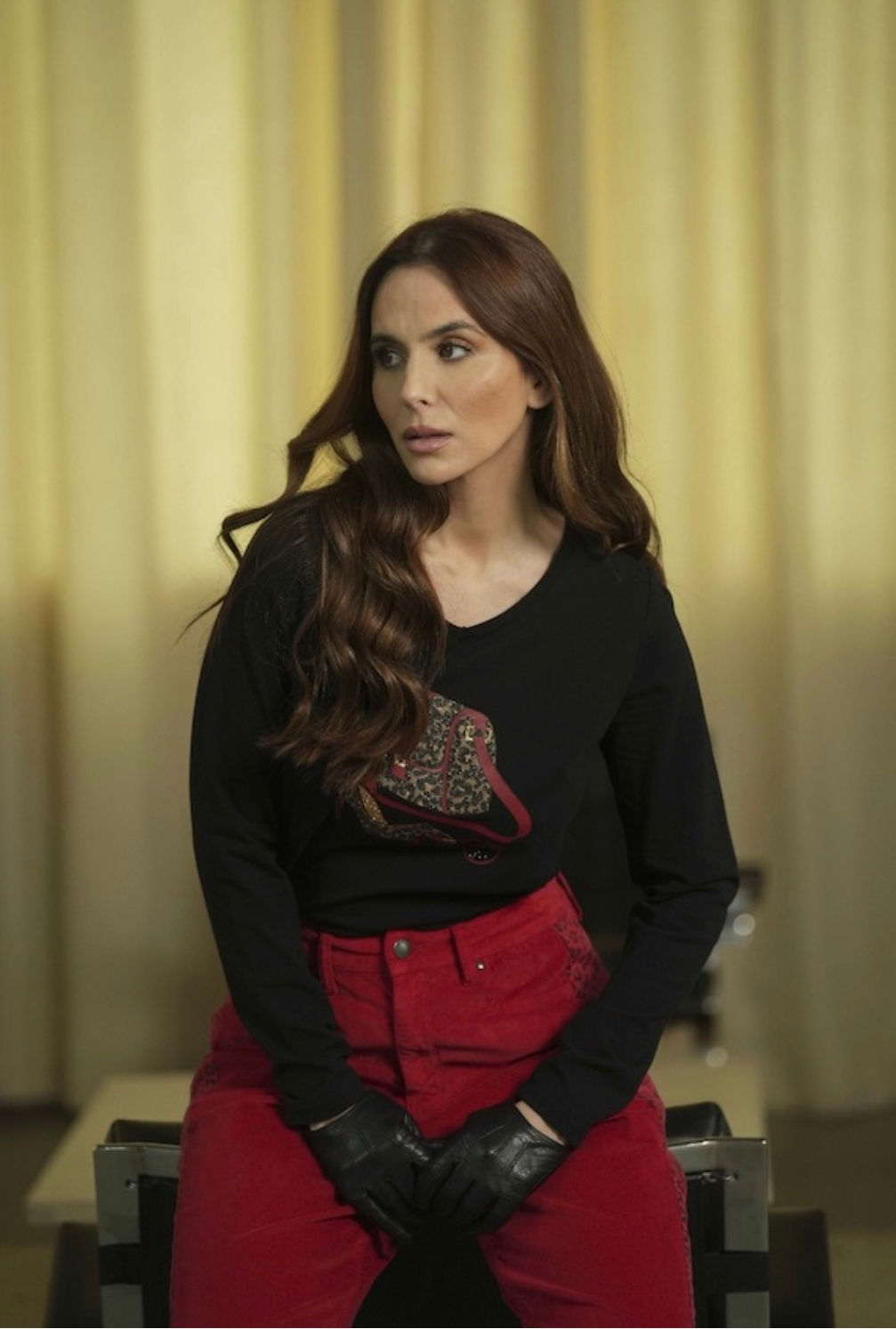 Mulher a usar camisola preta BigZone com estampa de bolsa animal print em relevo, estilo urbano elegante — disponível na loja