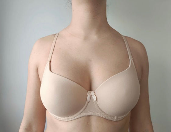 Soutien bege nude com aro e copa moldada, modelo confortável e discreto com padrão delicado