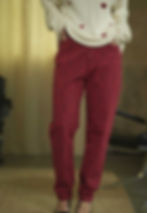 Mulher a usar calças femininas vermelhas com padrão animal print BigZone, estilo moderno e ousado — disponíveis na loja onlin