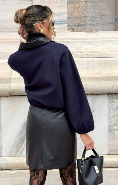 Miniatura: Casaco curto de fazenda azul-escuro Ferrache com gola preta, modelo feminina com saia em pele e carteira preta, look urbano o