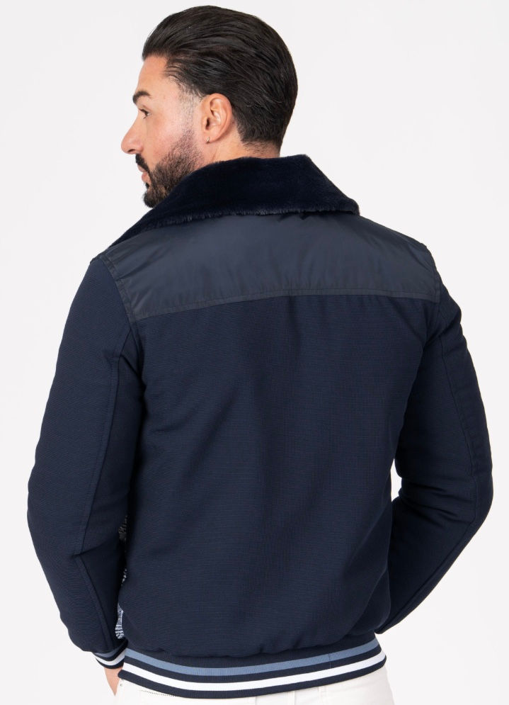 Miniatura: Blusão bomber azul de homem com padrão xadrez e gola de pelo, estilo moderno de inverno.