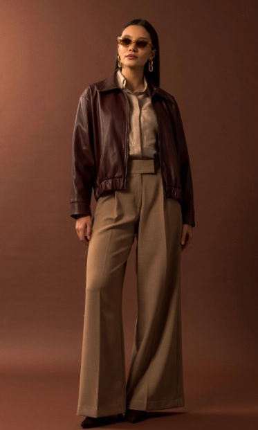 Mulher com Blusao em pele