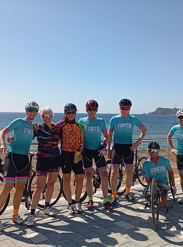 Groep aan de kust.jpg