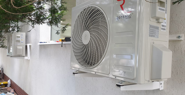 Montaż klimatyzatorów w firmie Promag w Gdańsku. 
