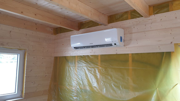 Klimatyzator posiada funkcję chłodzenia jak i grzania.