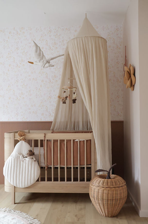 Chambre bébé fille à Lontzen - design lumineux 