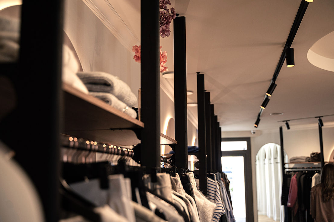 Projet Retail à Welkenraedt - Design féminin et italien - Vitrine - Retail à Welkenraedt- Design italien Retail à Welkenraedt - design Italien - beige noir rose doré