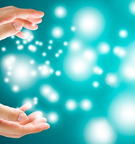 Terapia de Reiki: Canaliza energía universal a través de las manos para aliviar tensiones y promover el equilibrio y la salud