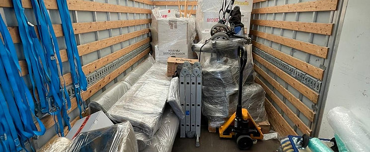 Moving truck full of furniture ready for transport; Woning ontruimingen.