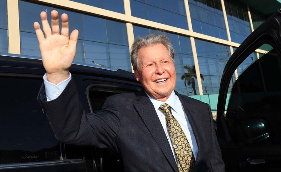Arthur Virgílio Neto sorridente acenando.