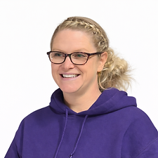 Portrait souriante d'une femme blonde.png