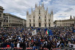 L’assembramento in piazza Duomo