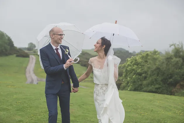 7 Tips For A Rainy Wedding Zoe Ann Photography Of Course No Bride Wants It But On Some Days Mother Nature Doesn T Want To Play Fair You Shouldn Let The Weather Dampen Best Day Your Life