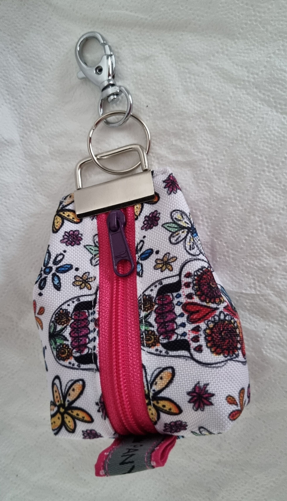 Schlüsselanhänger Täschli Tanja - Totenköpfen bunt weiss