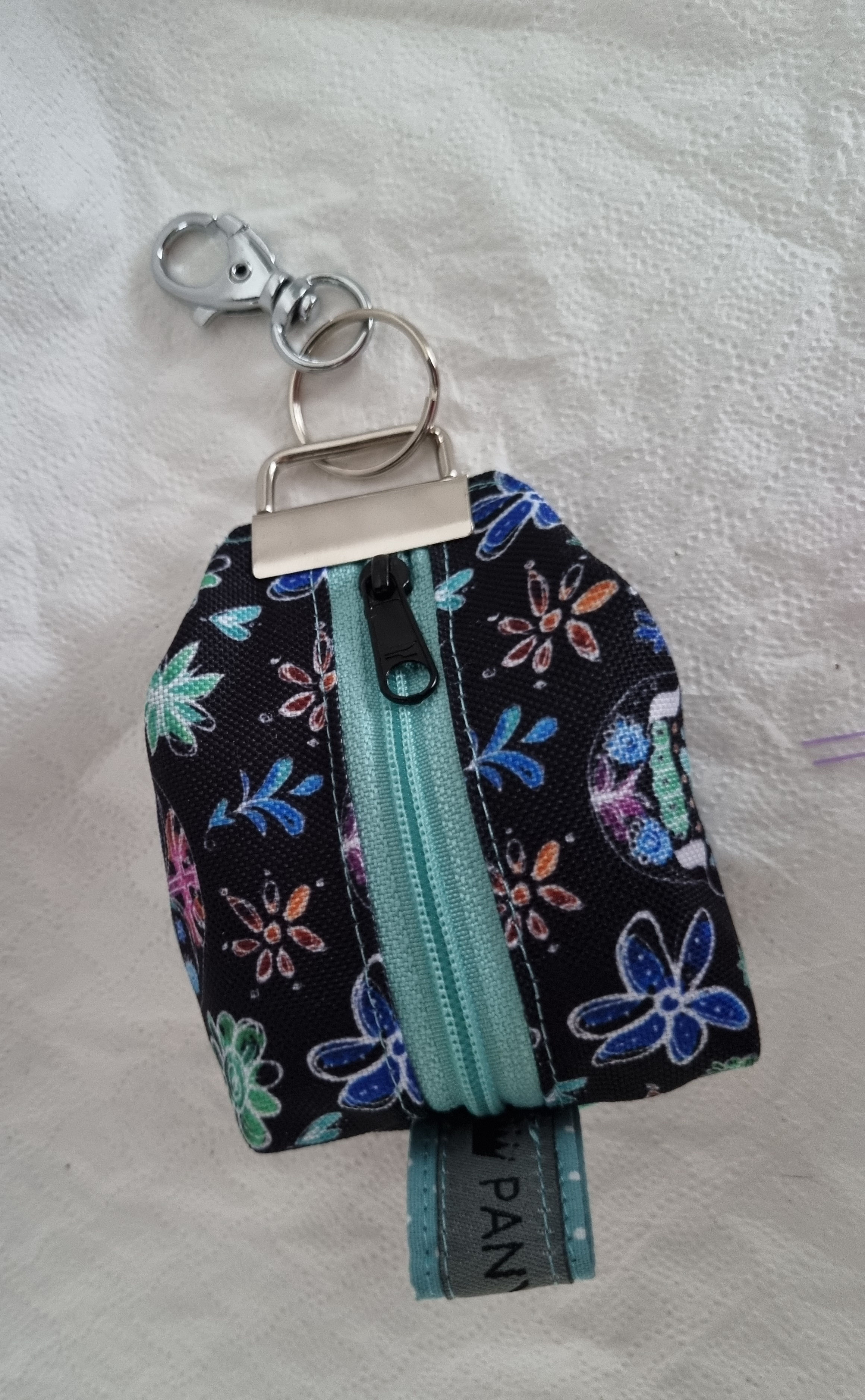 Schlüsselanhänger Täschli Tanja - Totenköpfe schwarz/türkis