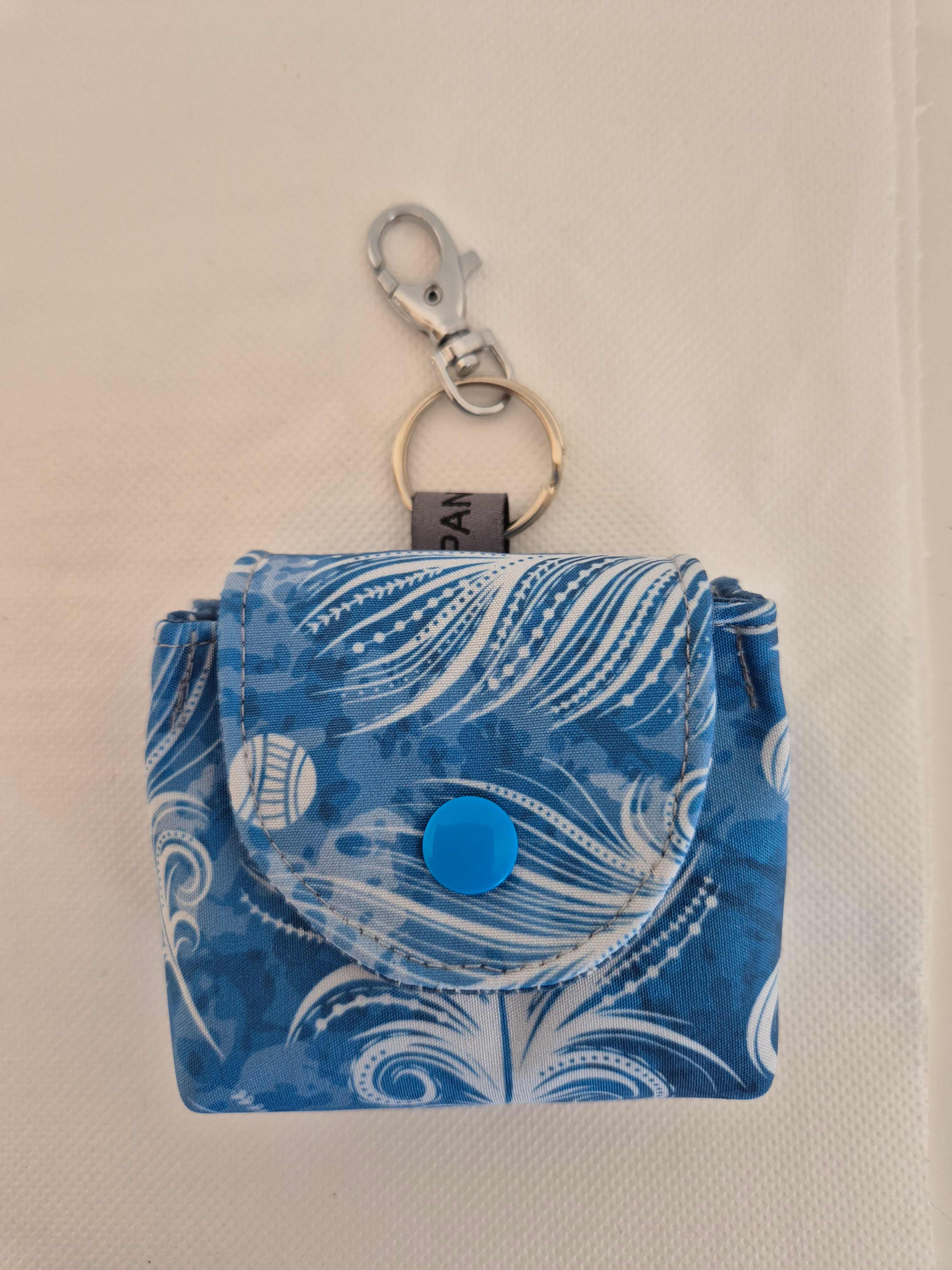 Alice Anhänger Täschli - Federn weiss auf blau