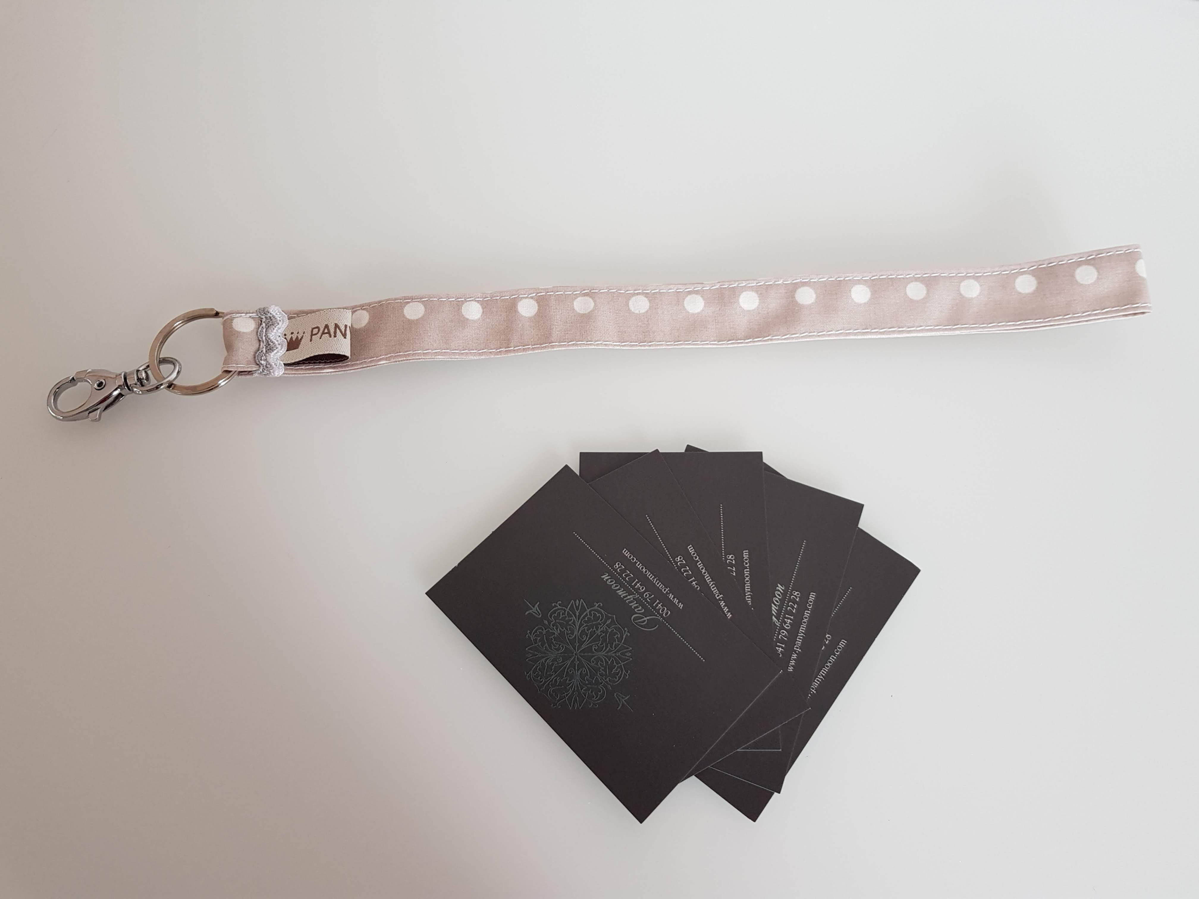 SCHLÜSSELBAND MITTEL MIT KARABINER & RING - PÜNKTLI BEIGE-WEISS