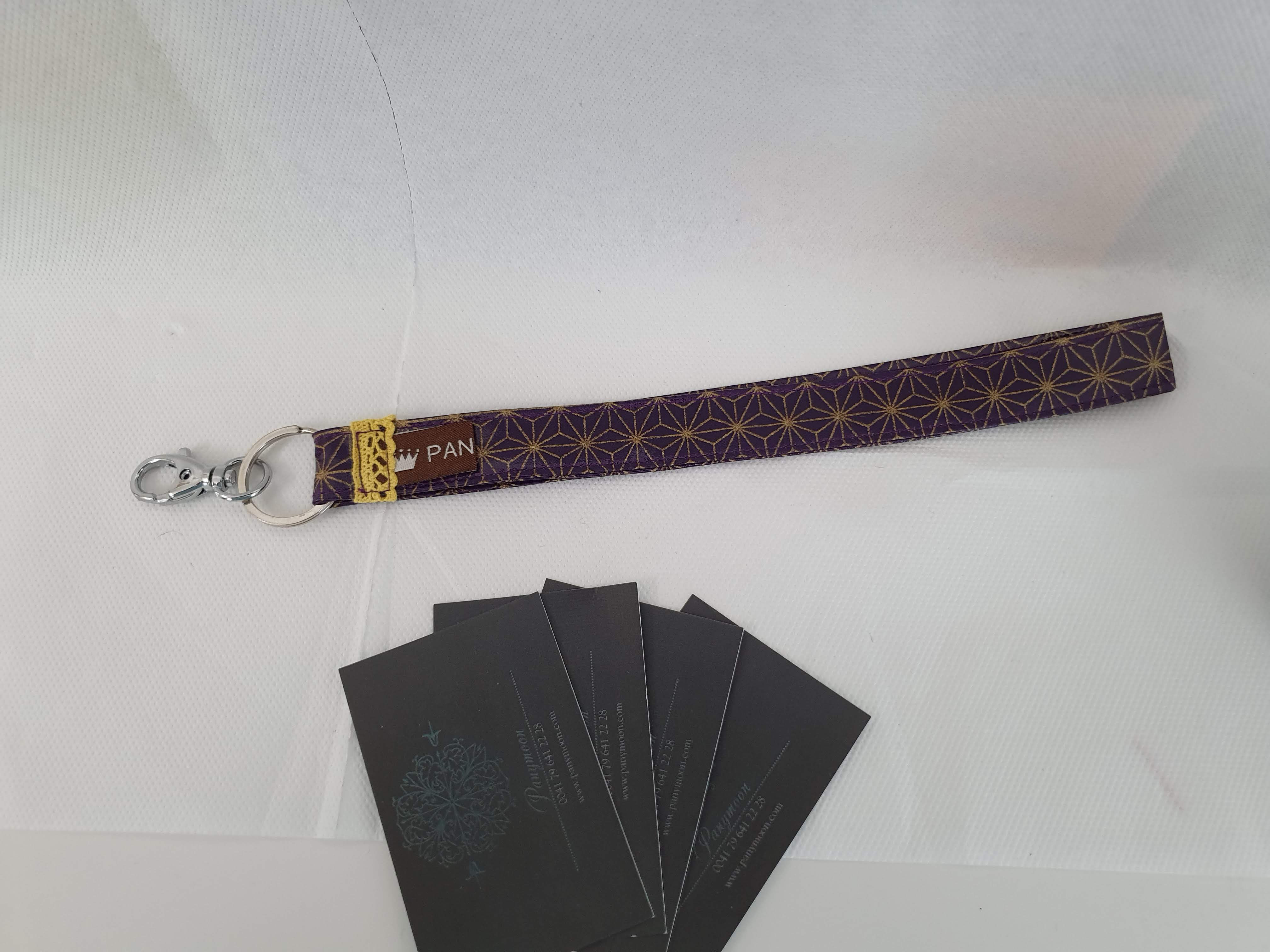 SCHLÜSSELBAND MITTEL MIT KARABINER & RING - STERNE GOLD AUF VIOLETTE