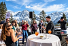 Teilnehmende feiern mit Live-Saxophon auf der Sonnenterrasse an den Active Days in Flims