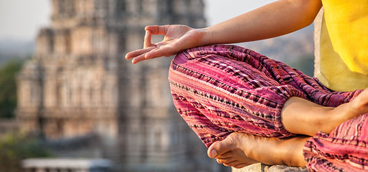 Yoga in der Nähe des Tempels