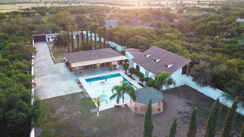 fotografía aérea de una propiedad inmobiliaria tomada con un dron