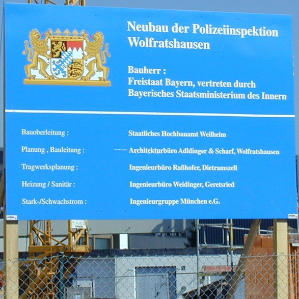 Bautafel für den Neubau der Polizeiinspektion Wolfratshausen
